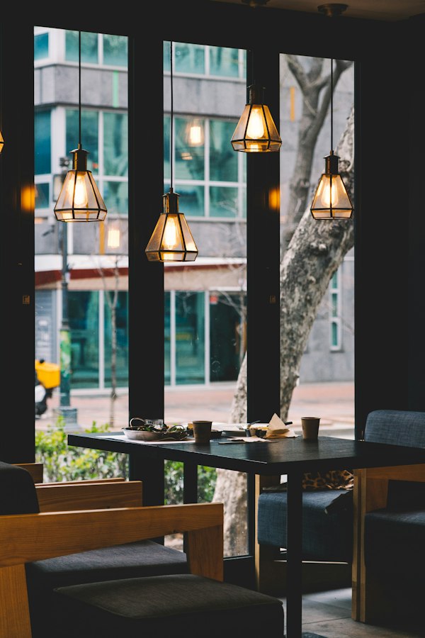 Équipe discutant autour d'une table